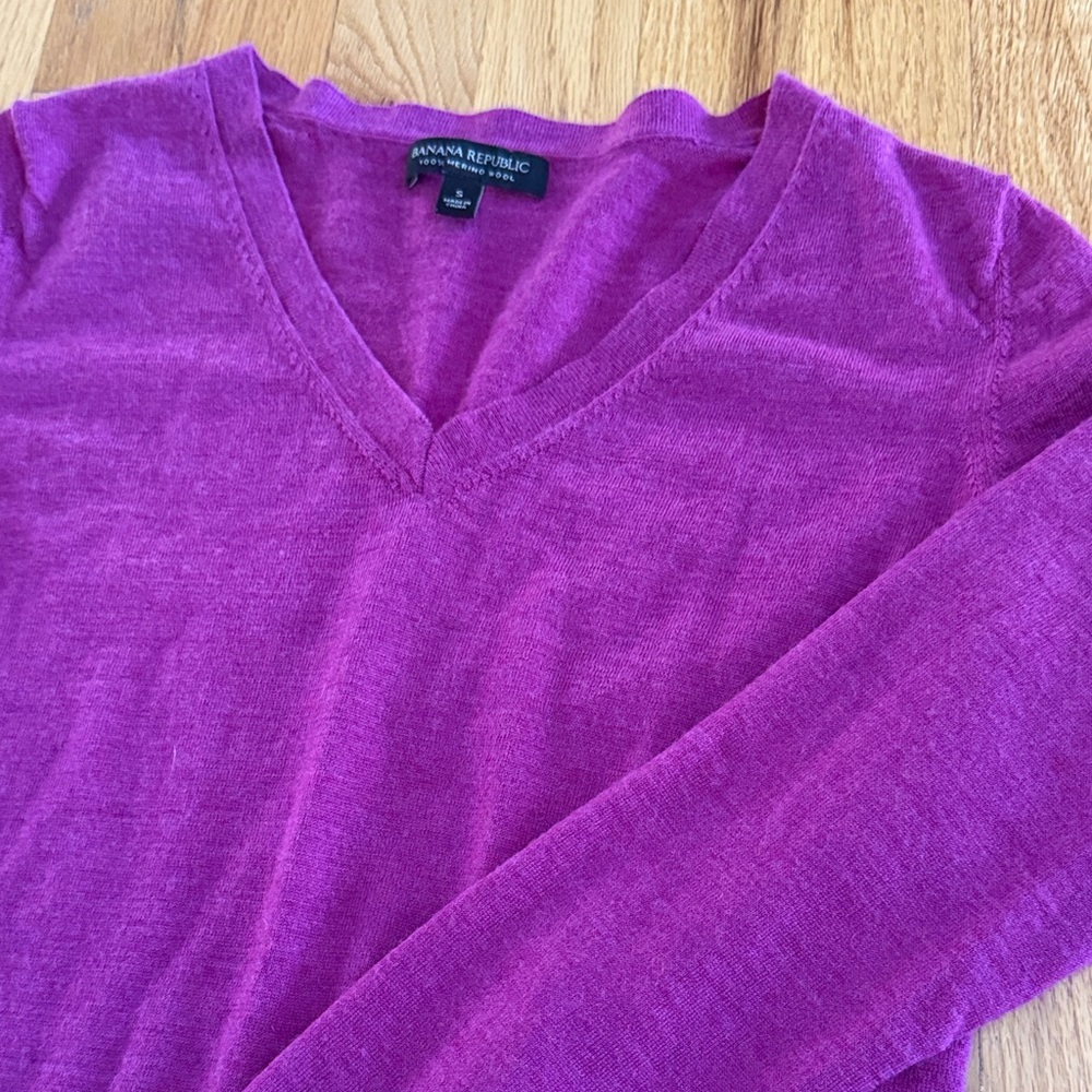 Banana Republic Merino Wool V-Neck Sweater in Vibrant Magenta, Size Small